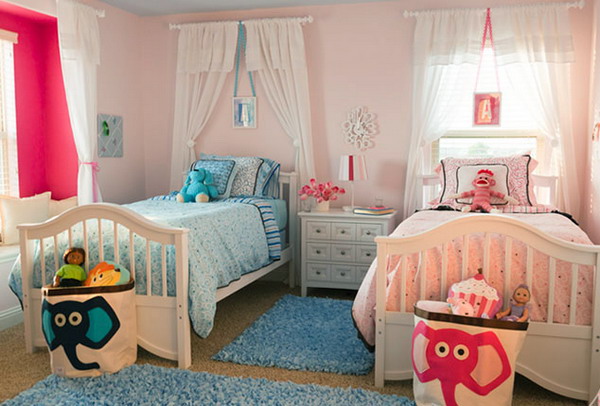 Habitación para dos niñas en rosa y azul
