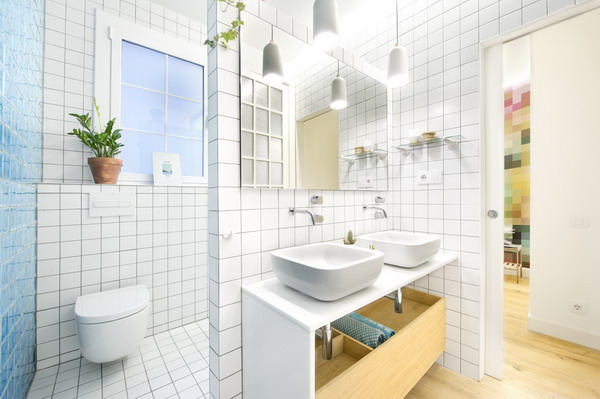 Baño con azulejos blancos y azules