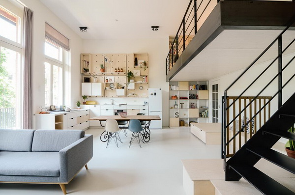 Un moderno duplex en una vieja escuela