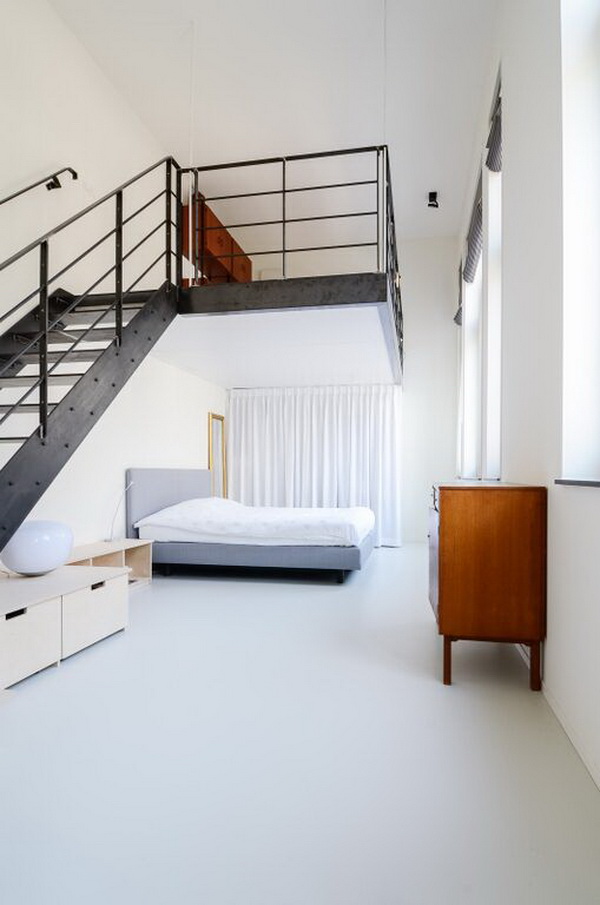 Dormitorio con escalera