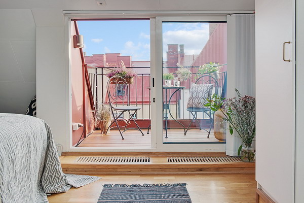 Dormitorio con balcón