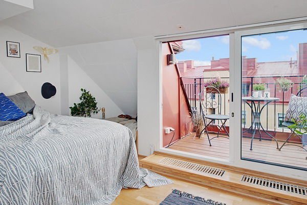Balcón con muebles de forja