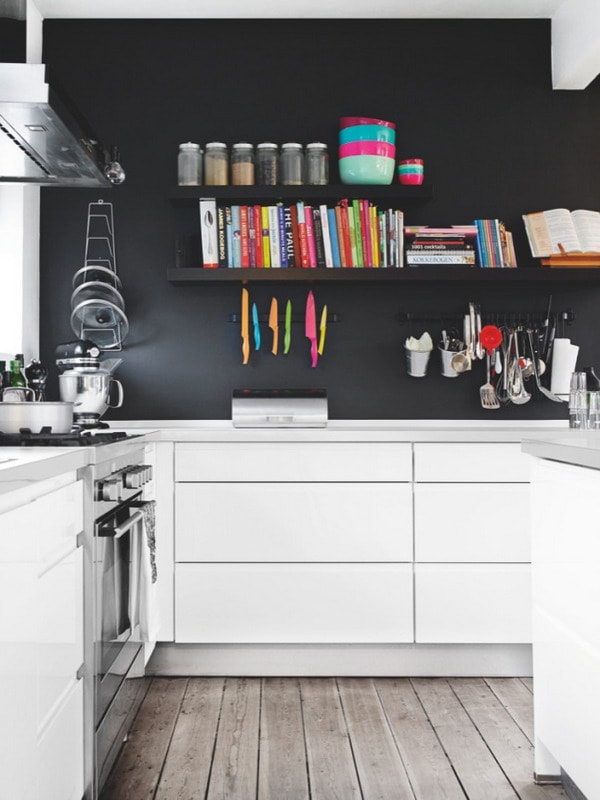 Cocina blanca y negra con suelo de madera