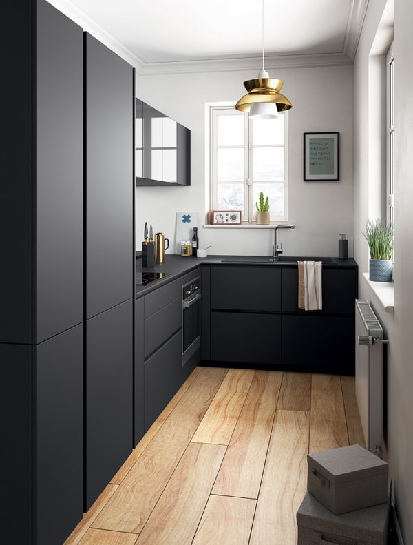 Cocina en blanco, negro y madera