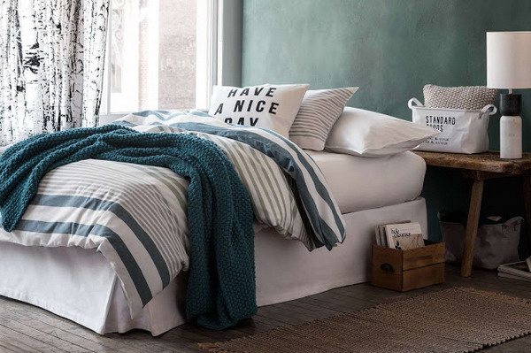 Dormitorio en blanco, marrón y turquesa