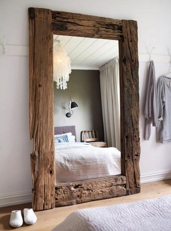 Espejo con marco de madera rústica