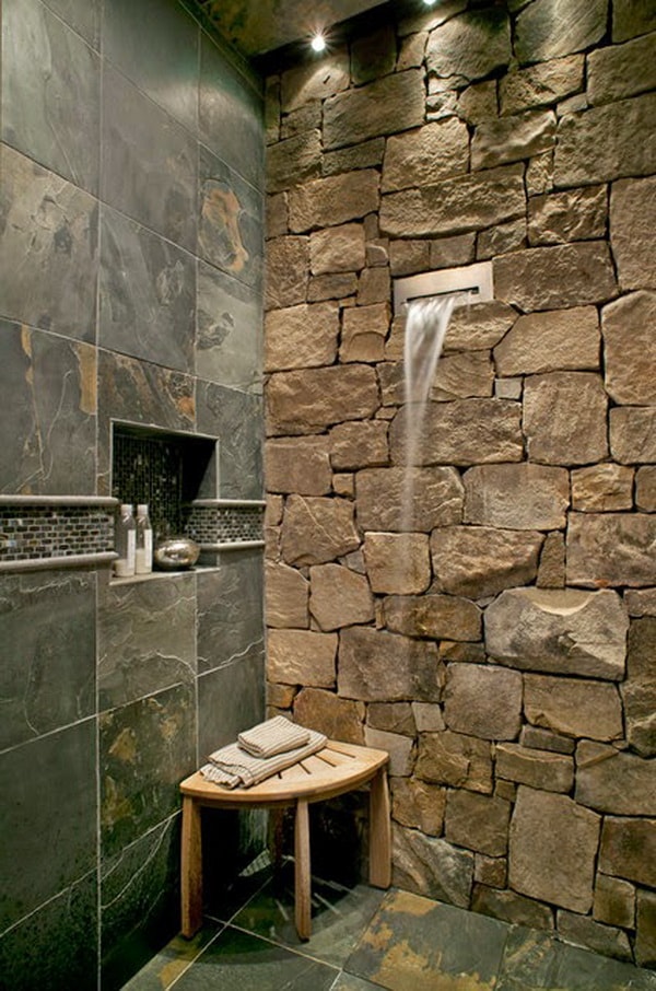 Piedra natural en las paredes de la ducha