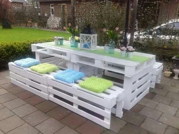 Mesa y bancos para el jardín con palets