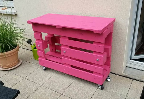 Barra de bar hecha con palets de madera