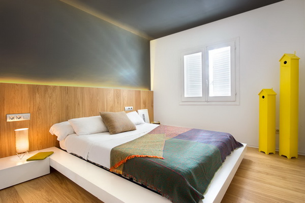 Encantador dormitorio con suelo de madera