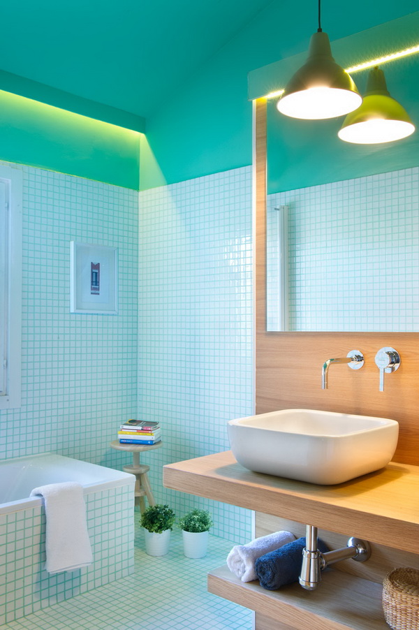 Baño con azulejos aguamarina