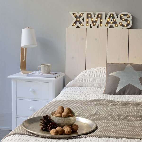 Dormitorio decorado con motivos navideños