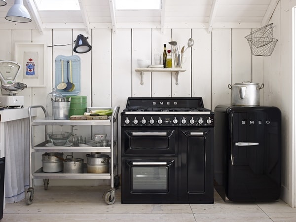 Cocina con electrodomésticos SMEG en color negro