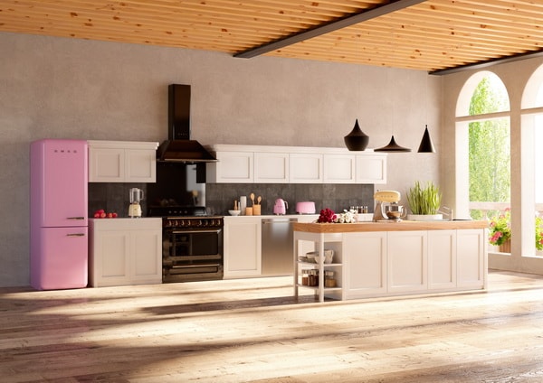 Cocina con electrodomésticos en color rosa