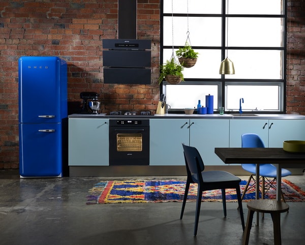 Cocina con electrodomésticos y muebles azules