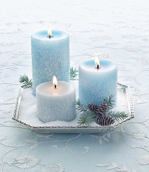 Velas en tonos azules como centro de mesa para Navidad