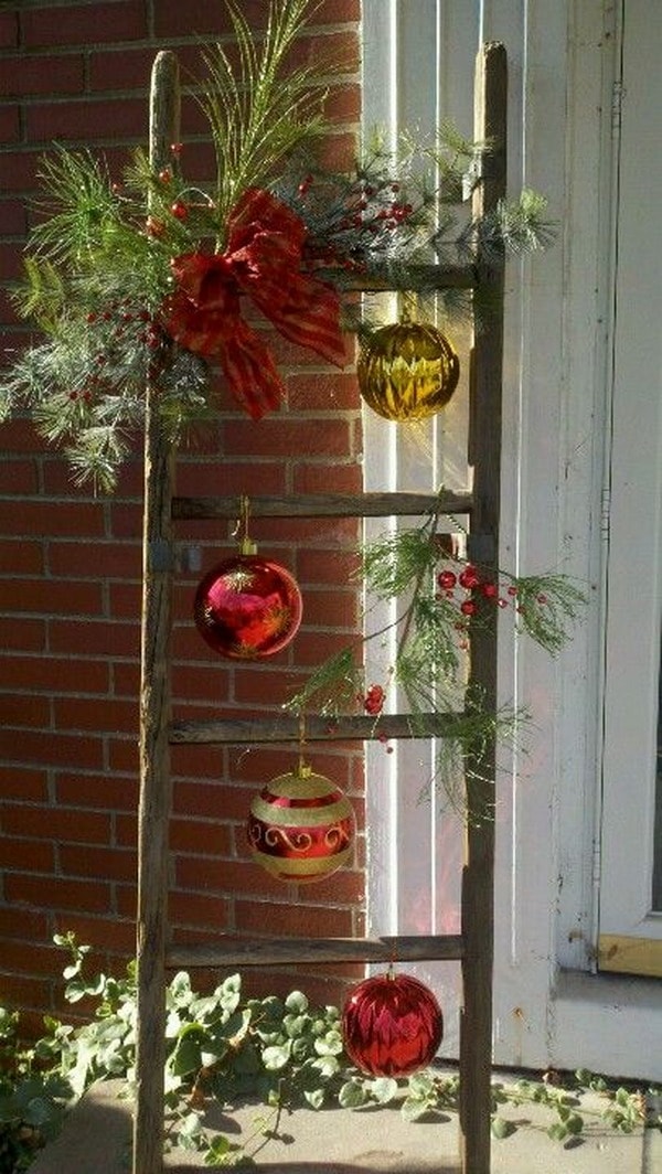 Escalera de mano decorada para Navidad