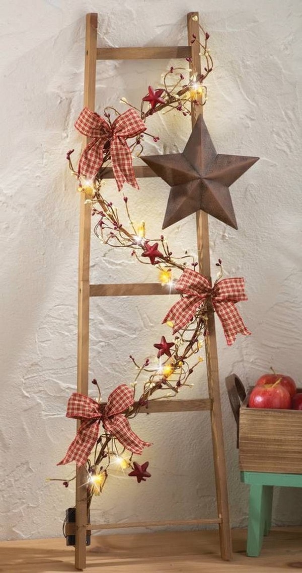 Decoración navideña estilo country con una vieja escalera de mano