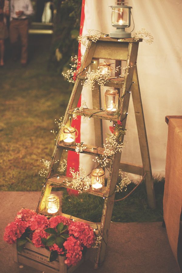 Decoración navideña con una escalera de mano