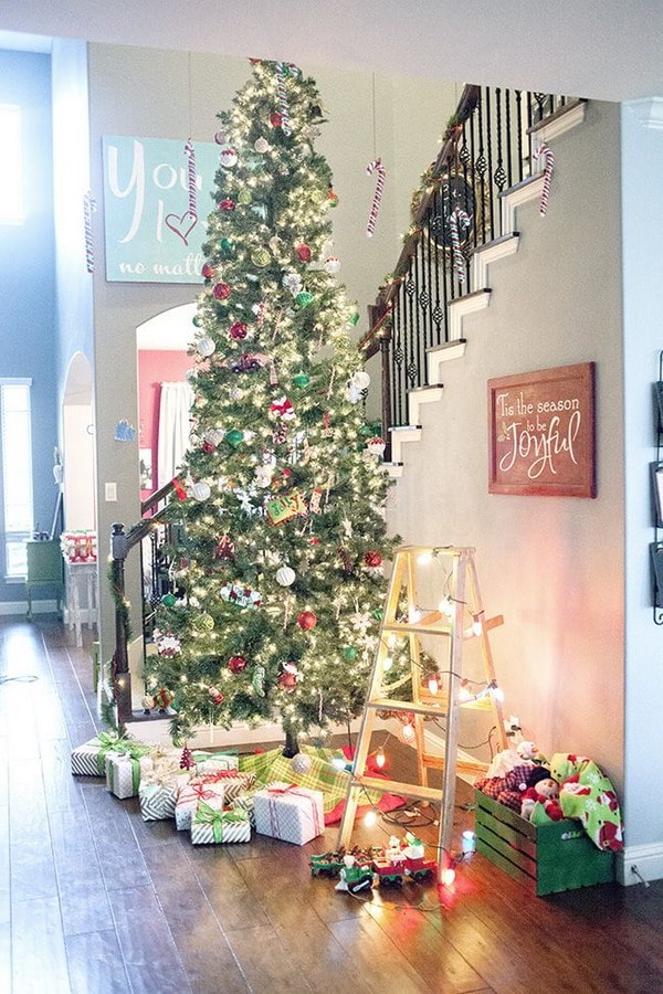 Escalera de mano al lado del árbol de Navidad
