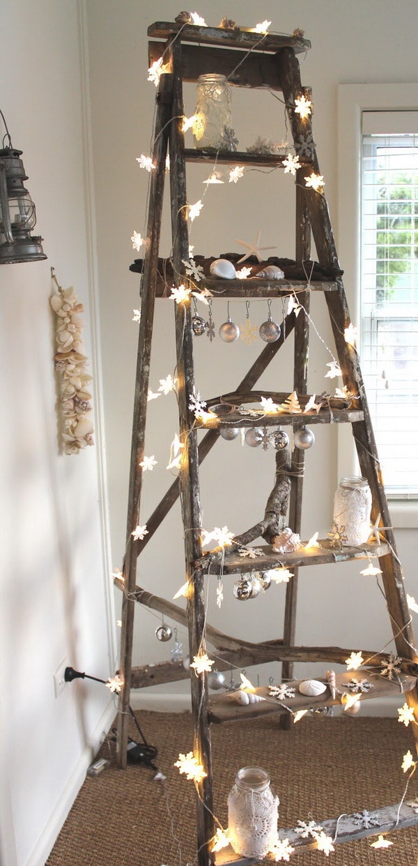 Decoración navideña rústica con escalera de mano