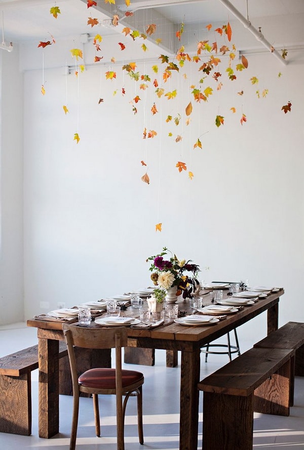 Decoración para la mesa con hojas secas