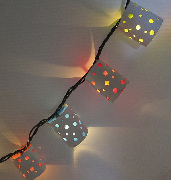 Guirnalda de luces con rollos de papel higiénico