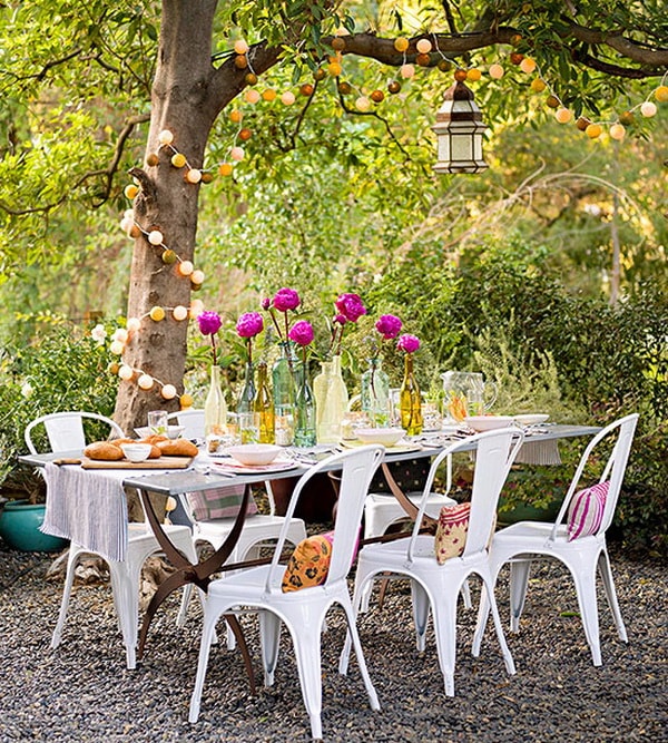 Comedor al aire libre con mucho color