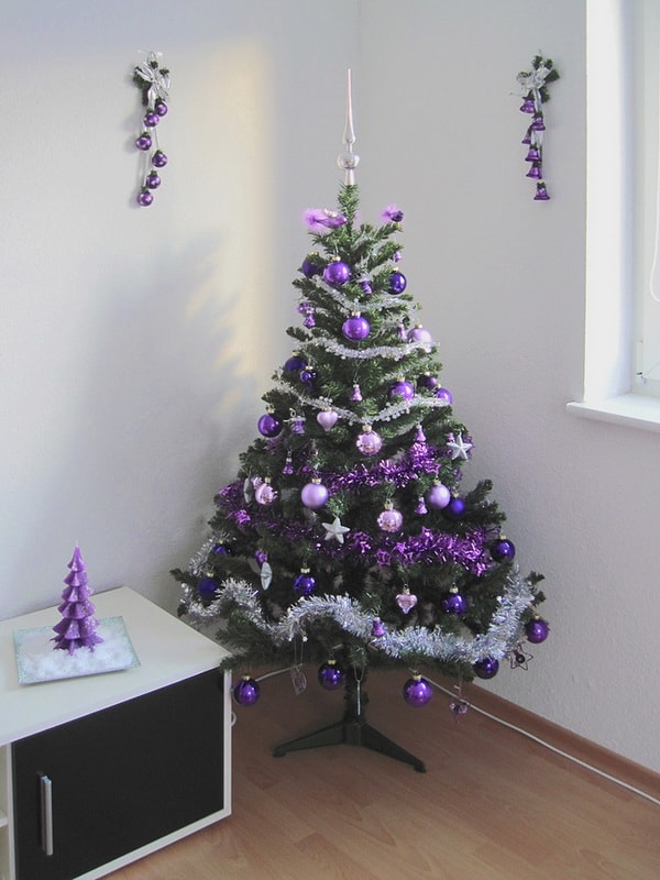 Decoración navideña en morado