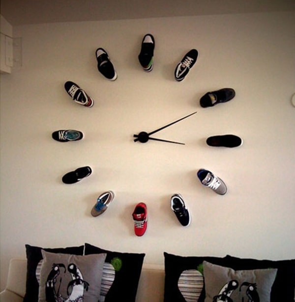 Reloj hecho con zapatillas