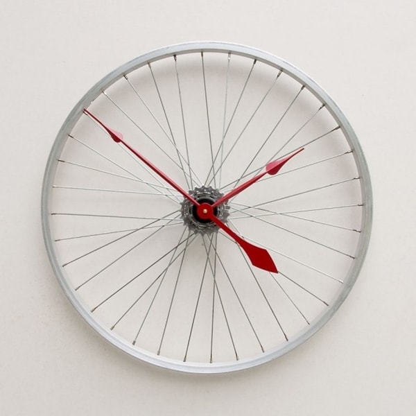Reloj hecho con llanta de bicicleta