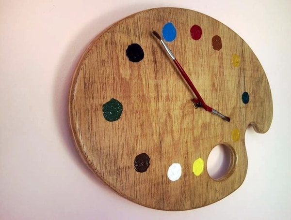 Reloj DIY hecho con paleta de pintor