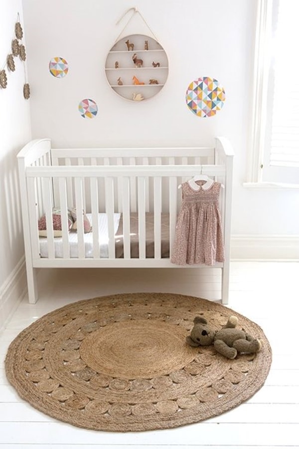 Alfombra de fibras en dormitorio infantil