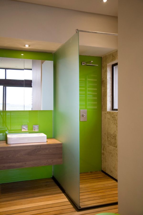 Baño color verde y madera