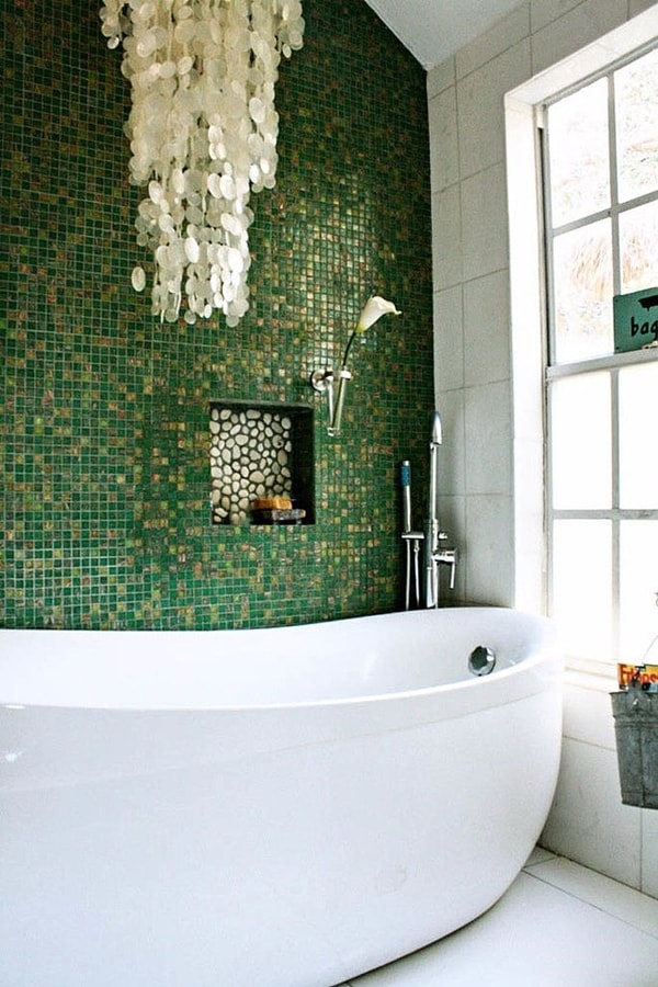 Pared de azulejos verdes en el cuarto de baño