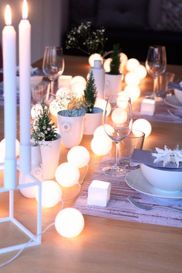 Centro de mesa con una guirnalda de luces navideñas
