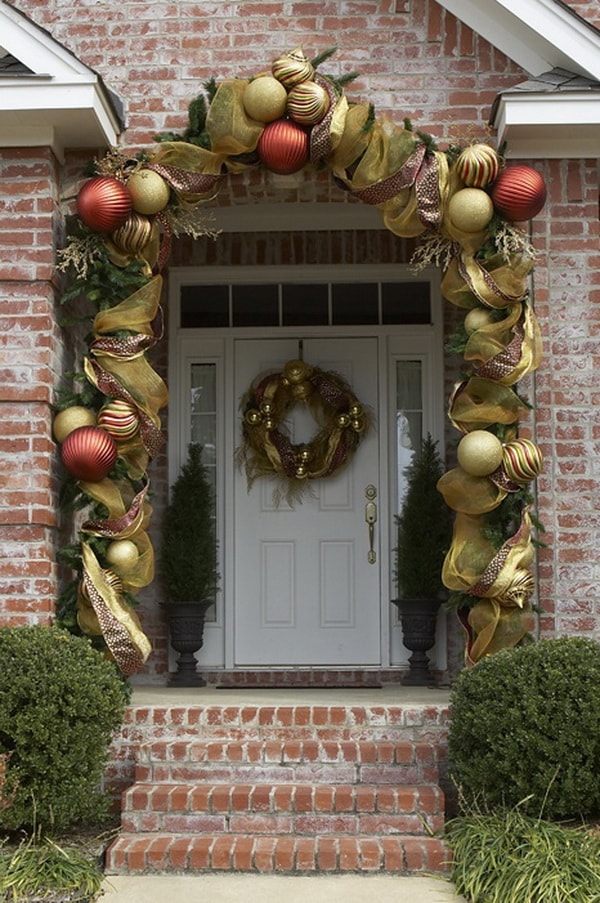 Puertas navideñas con bolas de colores