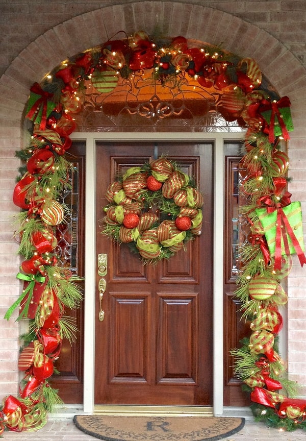 Puerta de entrada decorada para Navidad en rojo y verde