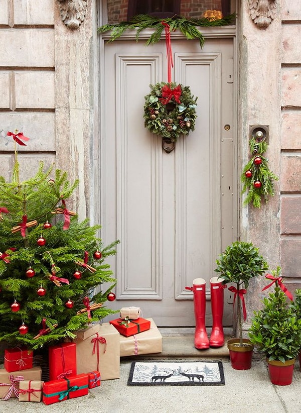 Puerta de entrada decorada para Navidad