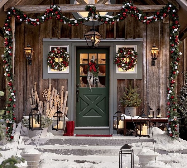 Decoración navideña rústica para la puerta de entrada