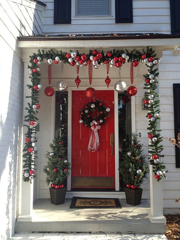 Puerta de entrada decorada para Navidad en rojo, verde y plata