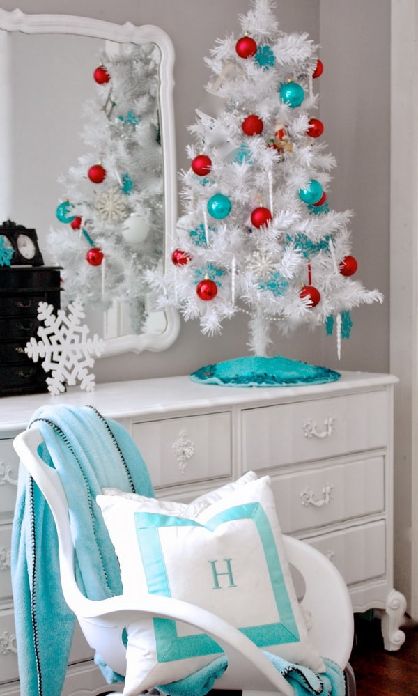 Blanco, turquesa y rojo para la Navidad
