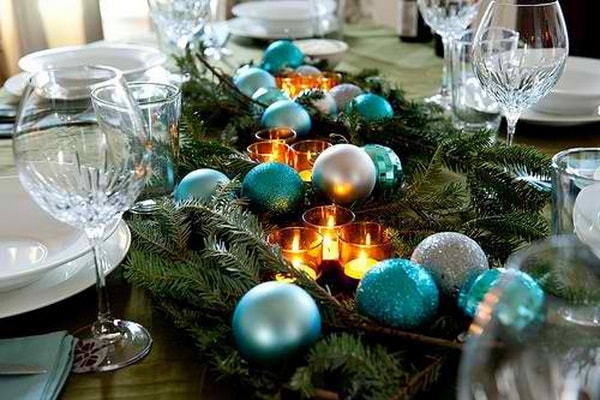 Esferas navideñas en turquesa y plata para la mesa de Nochebuena