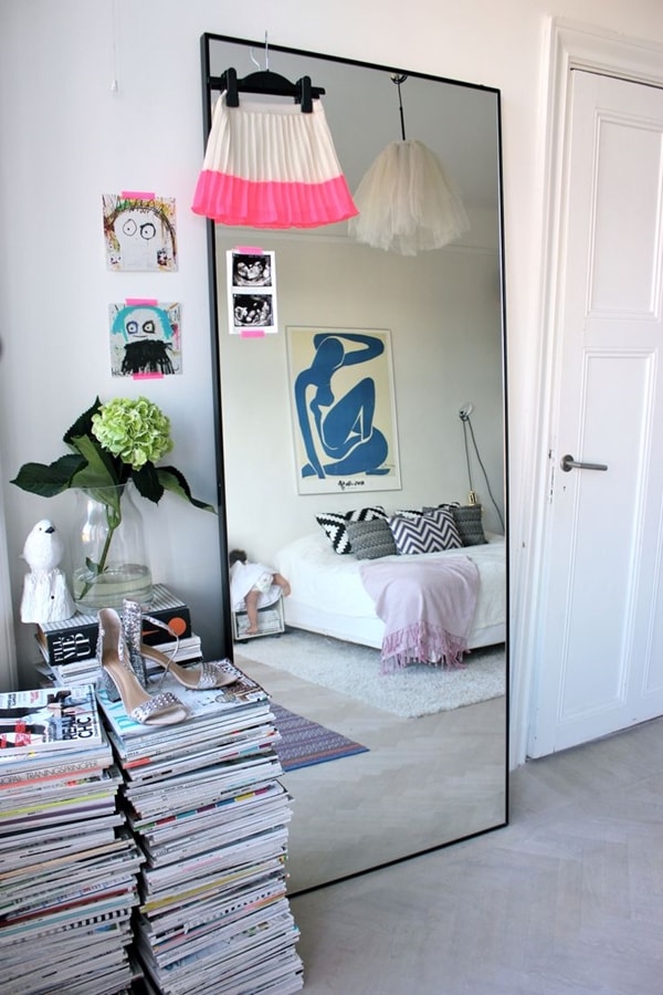 Espejo de pie en dormitorio