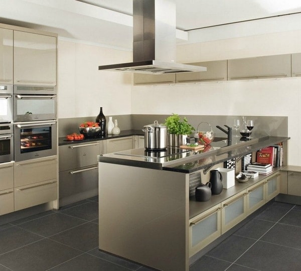 Cocina moderna en color gris con isla