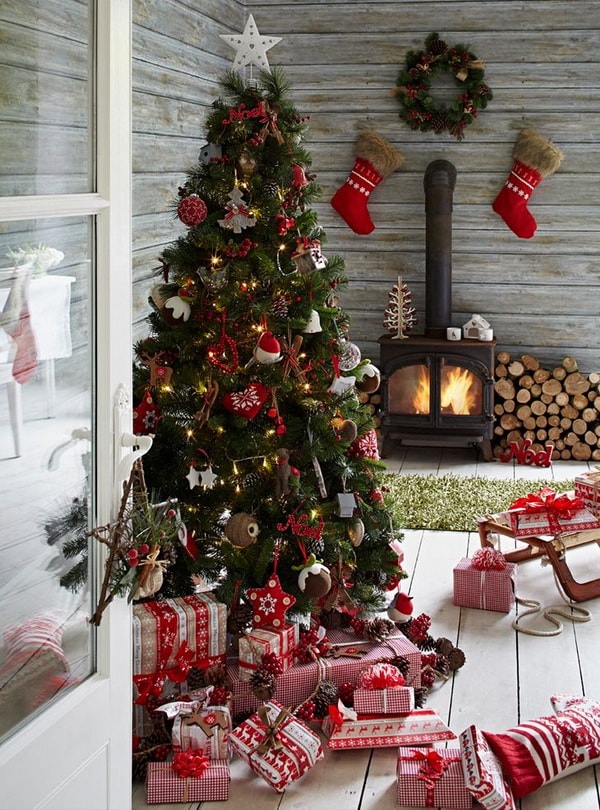 Rojo, verde y madera en la decoración navideña