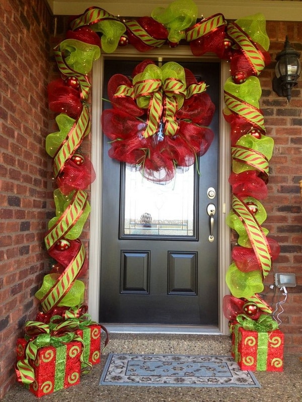 Puerta de entrada decorada para Navidad