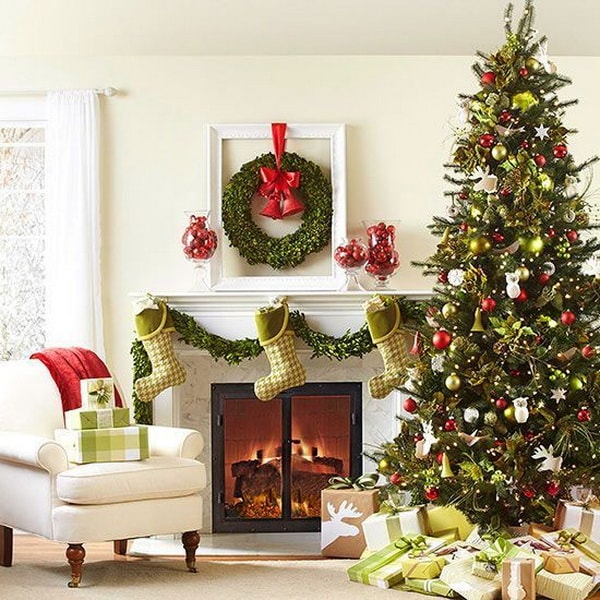 Decoración navideña con mucho verde y un toque de rojo