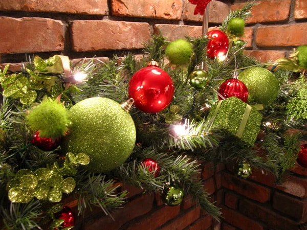 Arreglo navideño en rojo y verde