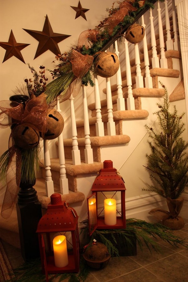 Escalera decorada para Navidad